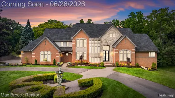 1888 W Tahquamenon, Bloomfield Hills, MI 48302
