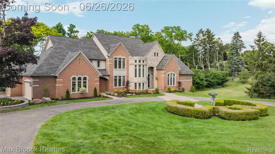 1888 W Tahquamenon, Bloomfield Hills, MI 48302 - #3