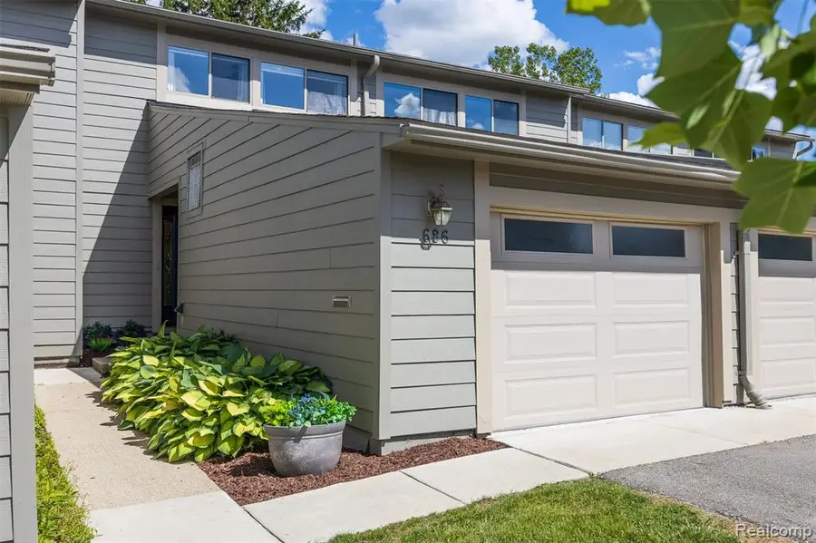 686 Peninsula, Ann Arbor, MI 48105 - #3
