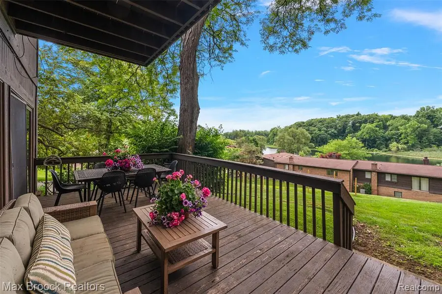 2141 Bordeaux, West Bloomfield, MI 48323 - #2