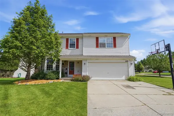 1099 Carriage Hill, Fenton, MI 48430