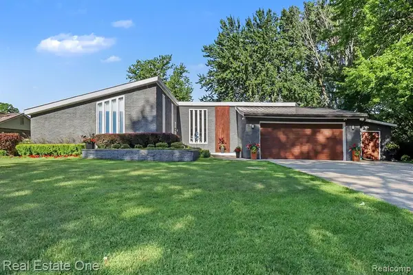 310 Pine Tree Rd, Lake Orion, MI 48362