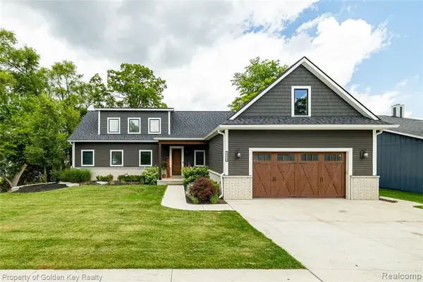 1210 W Oakley Park, Commerce Twp, MI 48390