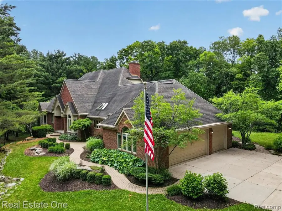 425 Courtney, Leonard, MI 48367 - #2