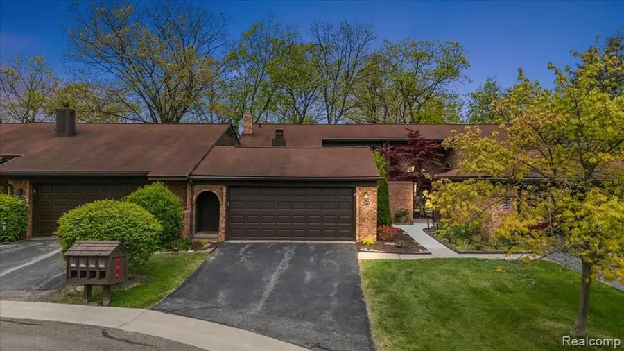 2175 Bordeaux, West Bloomfield, MI 48323 - #2