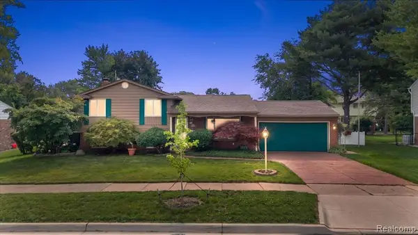 15433 Richfield, Livonia, MI 48154