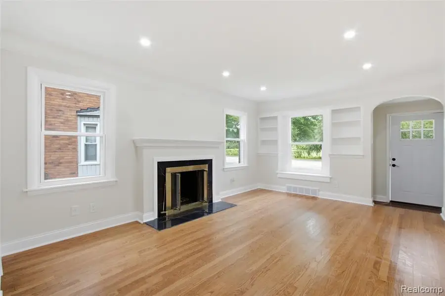 1388 Vernier, Grosse Pointe Woods, MI 48236 - #2