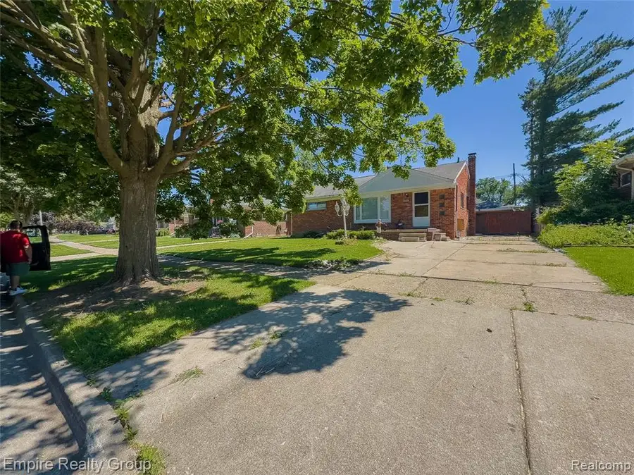 905 N Esplanade, Mount Clemens, MI 48043 - #3