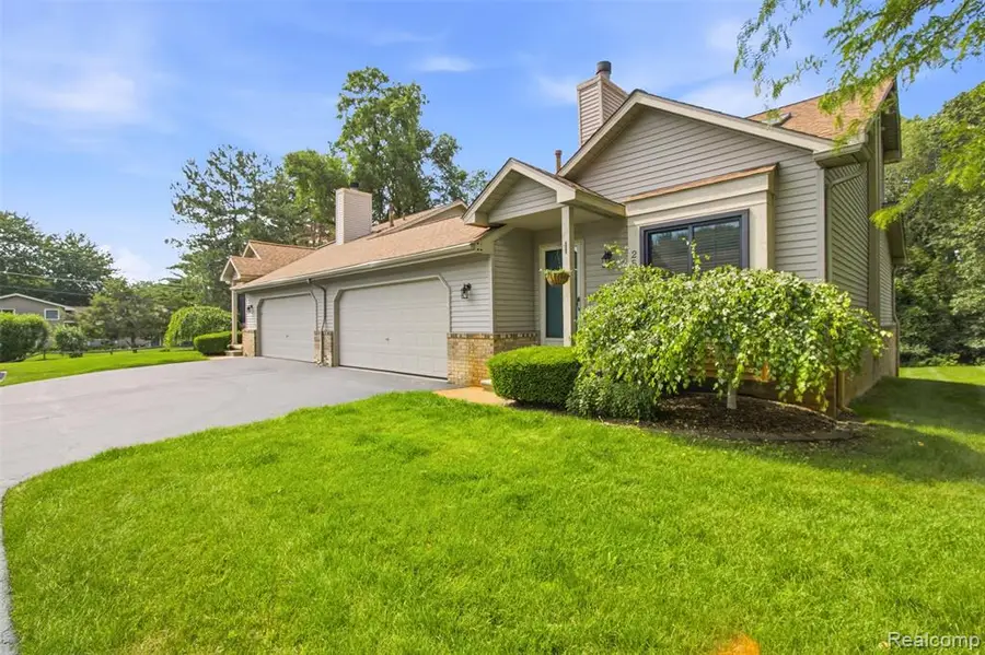 2585 South Commerce, Wolverine Lake, MI 48390 - #2