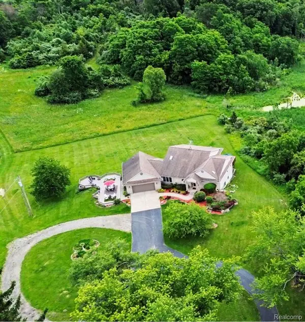 18501 Taylor Lake, Holly, MI 48442