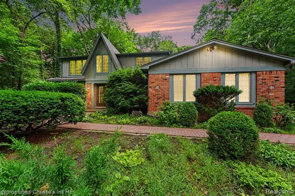 393 Eckford, Troy, MI 48085