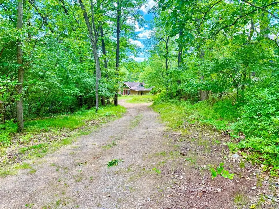 7285 Parkwood, Fenton, MI 48430 - #3