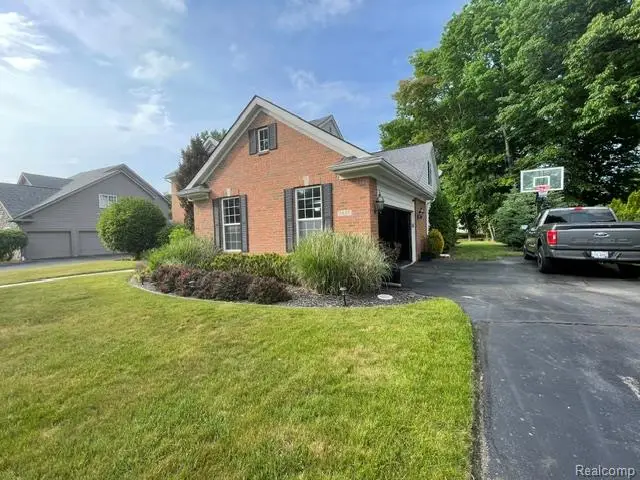 5827 Woodfield, Grand Blanc, MI 48439 - #2