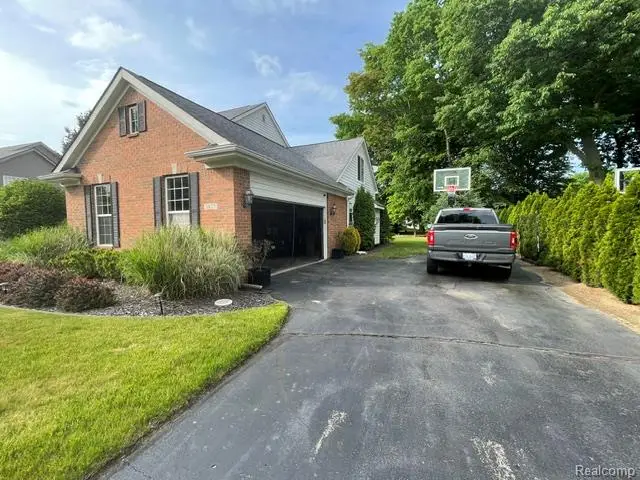 5827 Woodfield, Grand Blanc, MI 48439 - #3
