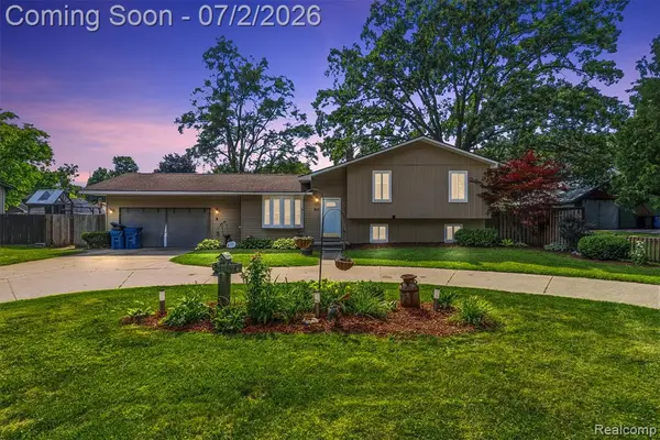 305 East, Holly, MI 48442
