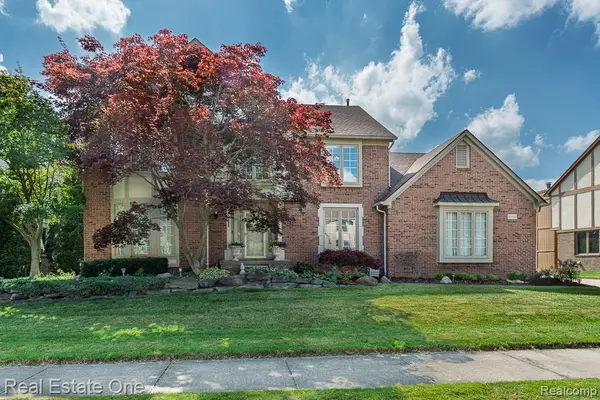 6489 Shoreline, Troy, MI 48085