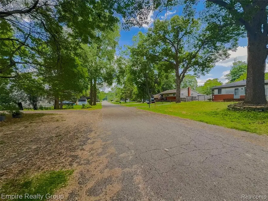 2716 Sinclair, Waterford, MI 48328 - #3