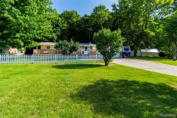 2436 Judy Conn, Lapeer, MI 48446