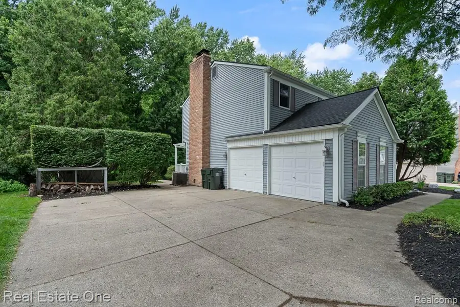 1377 Barneswood, Rochester Hills, MI 48306 - #2