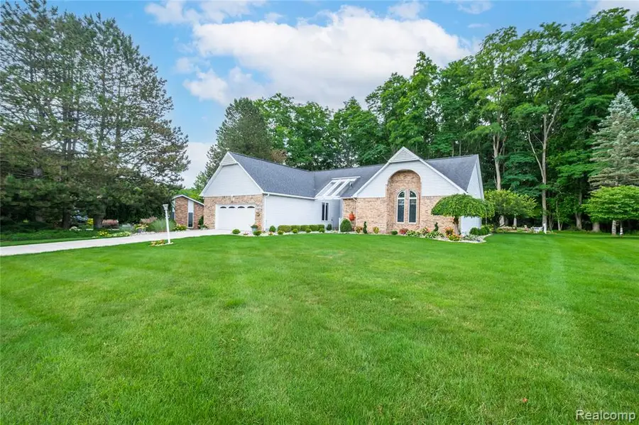 1109 S Lake Valley, Fenton, MI 48430 - #2