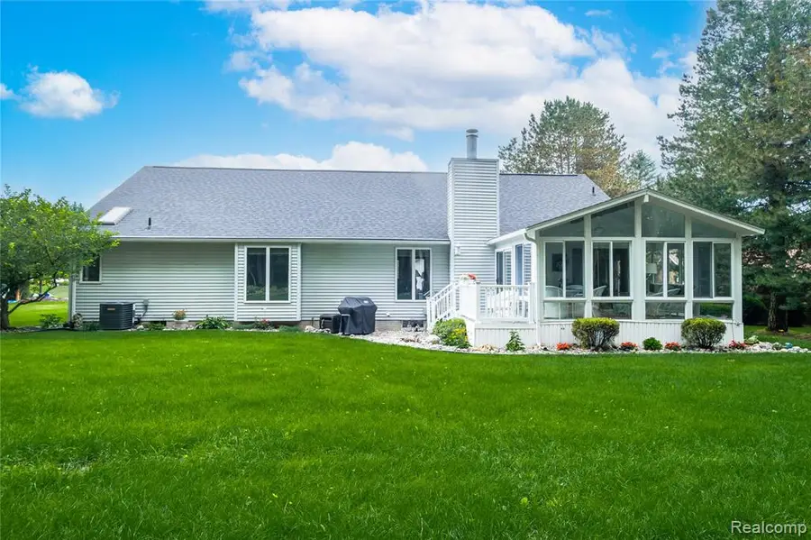 1109 S Lake Valley, Fenton, MI 48430 - #3