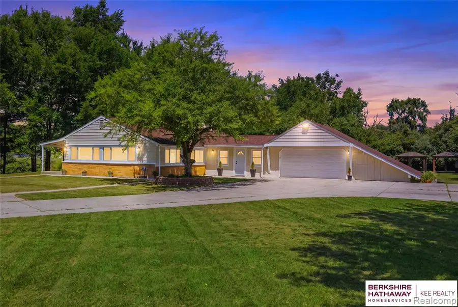 8025 Fieldcrest, Brighton, MI 48116 - #2