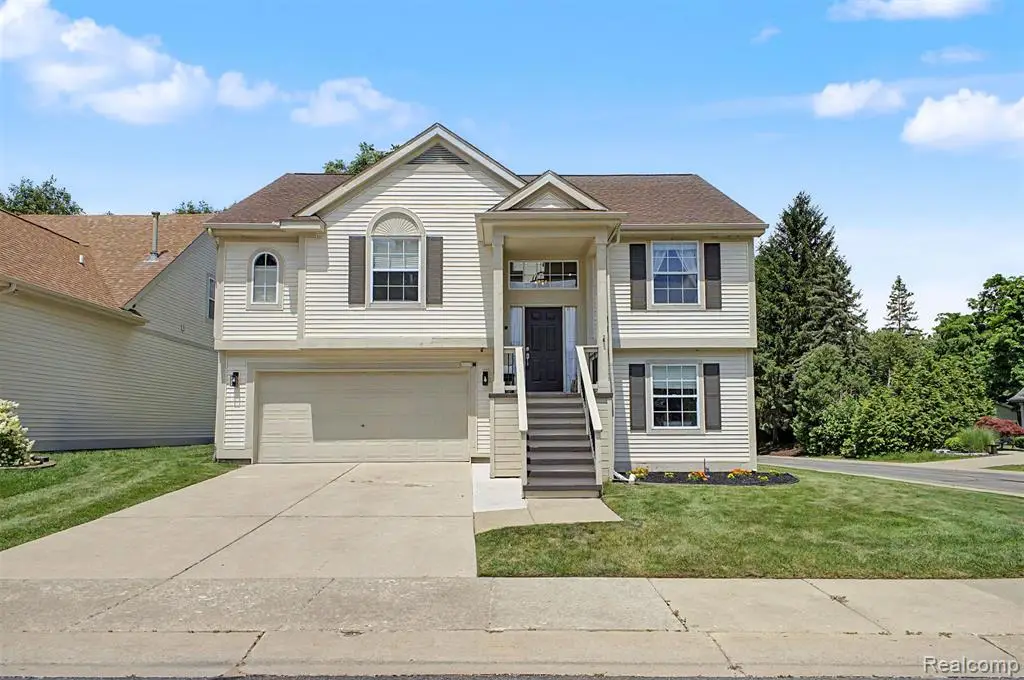 6400 Lake Meadow, Waterford, MI 48327 - #1
