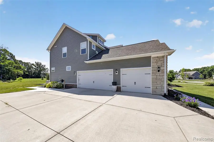 2429 Walnut View Dr, Howell, MI 48855 - #3