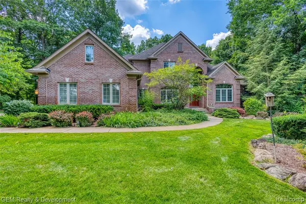 9054 Green Hickory, Fenton, MI 48430