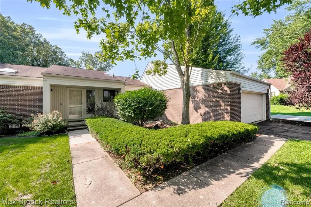 5229 Simpson Lake, West Bloomfield, MI 48323 - #1