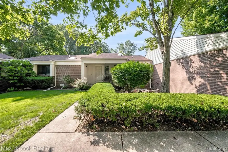 5229 Simpson Lake, West Bloomfield, MI 48323 - #3