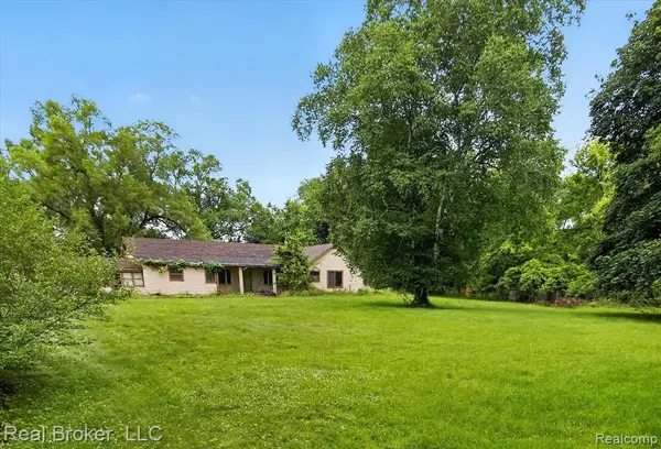 27483 Pontiac, South Lyon, MI 48178