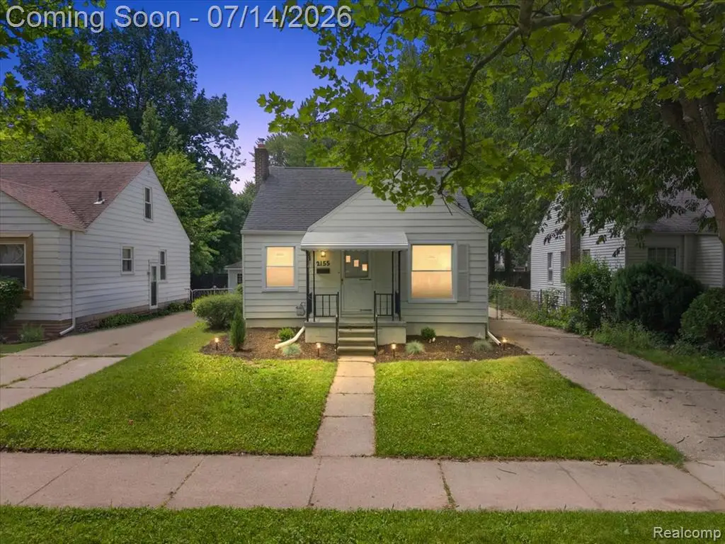 2155 E 8 Mile, Grosse Pointe Woods, MI 48236 - #1