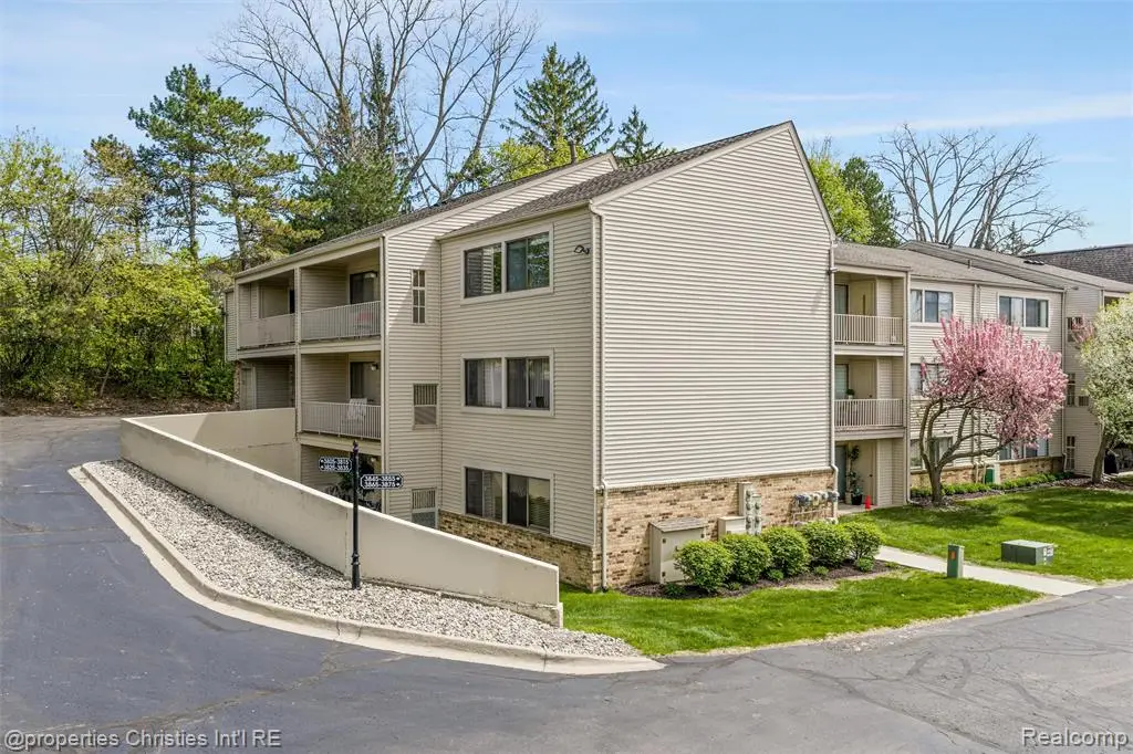 3805 S Lone Pine Rd #300, West Bloomfield, MI 48323 - #1