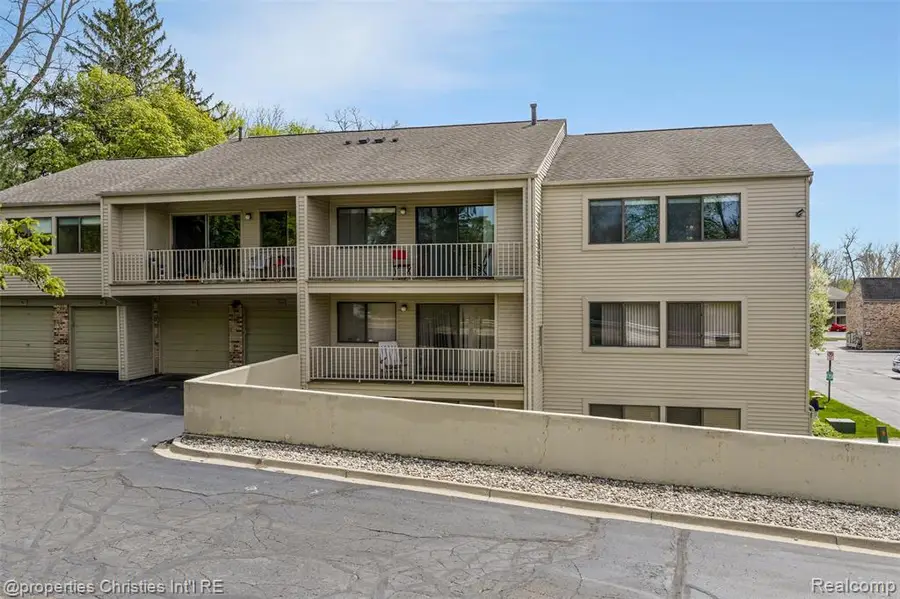 3805 S Lone Pine Rd #300, West Bloomfield, MI 48323 - #2
