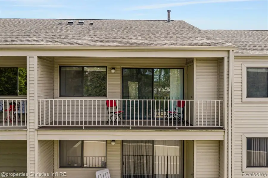 3805 S Lone Pine Rd #300, West Bloomfield, MI 48323 - #3