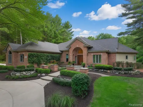 12172 Woodline, Fenton, MI 48430