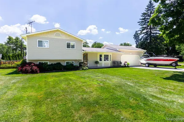 6345 Lanman, Waterford, MI 48329