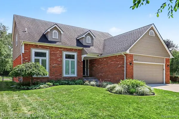 2102 Tuscany, Troy, MI 48085