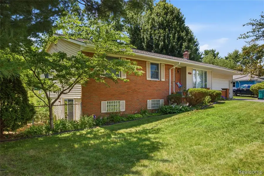 1517 W Oakley Park, Walled Lake, MI 48390 - #3