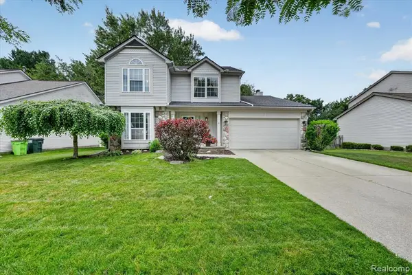 827 Westbrooke, South Lyon, MI 48178
