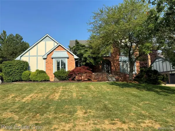 1752 White Water, Rochester Hills, MI 48309