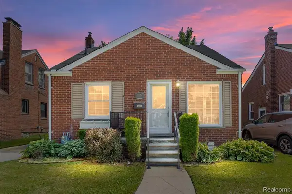 20934 Hunt Club, Harper Woods, MI 48225