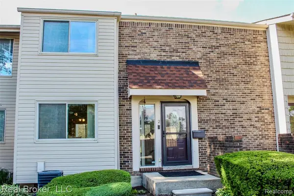 2 Woodbridge Towne, Southfield, MI 48075