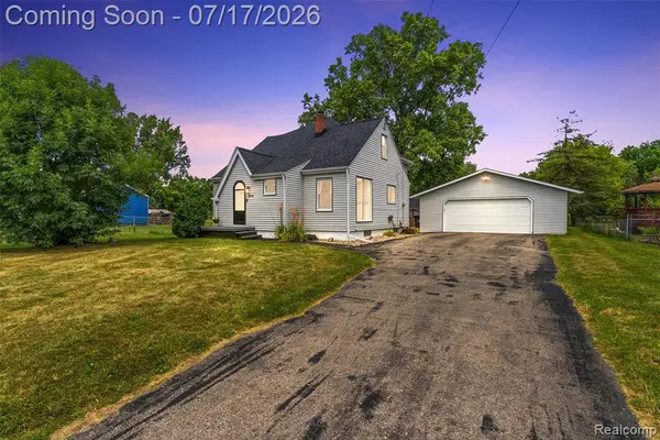 2496 Stockbridge, Burton, MI 48509