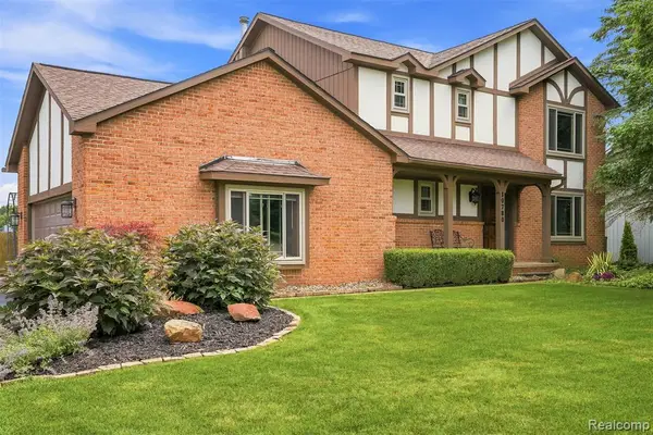 10780 Oxbow Lakeshore, White Lake, MI 48386