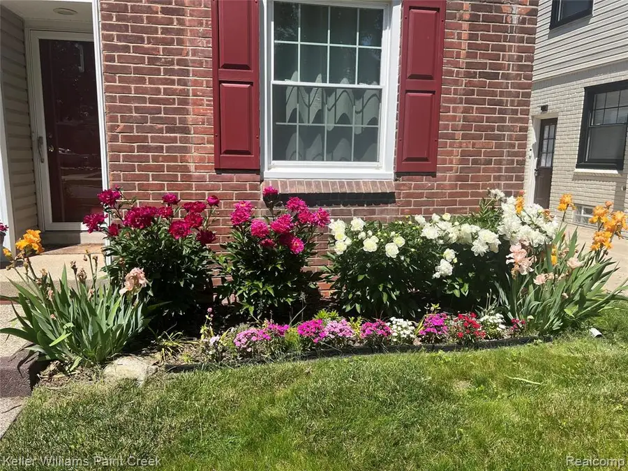 1466 Hampton Rd, Grosse Pointe Woods, MI 48236 - #2