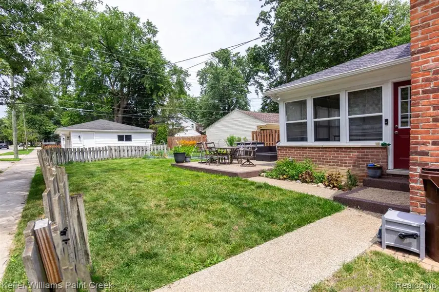 1466 Hampton Rd, Grosse Pointe Woods, MI 48236 - #3