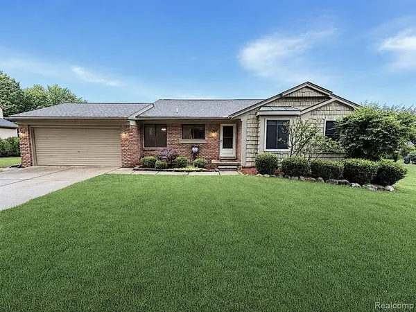 2033 Avonstoke, Rochester Hills, MI 48307