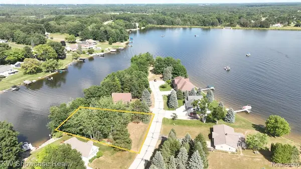 1033 Cantabrian, Weidman, MI 48893